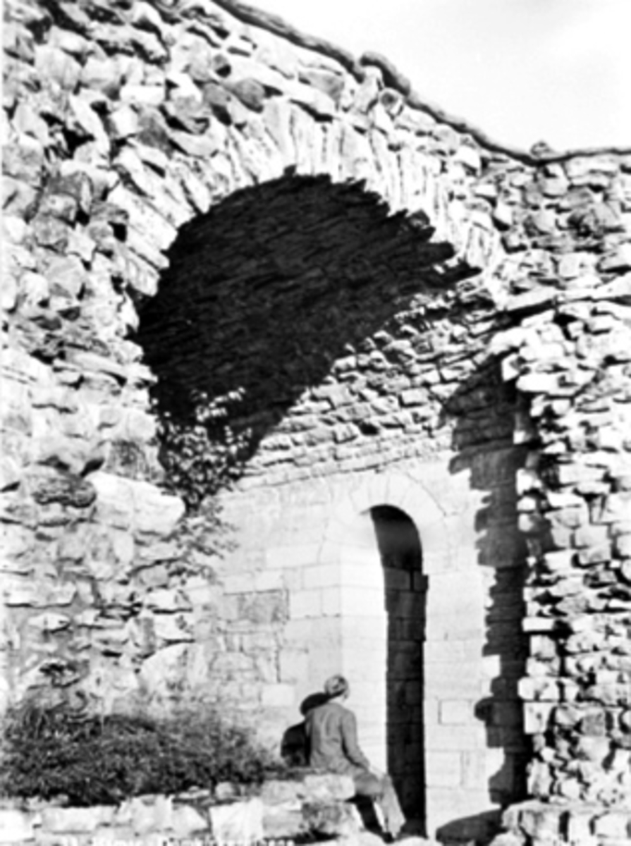Anno Domkirkeodden, EKSTERIØR DEL AV DOMKIRKERUINEN, MANN STUDERER DOMKIRKERUINEN, HEDMARKSMUSEET OG DOMKIRKEODDEN