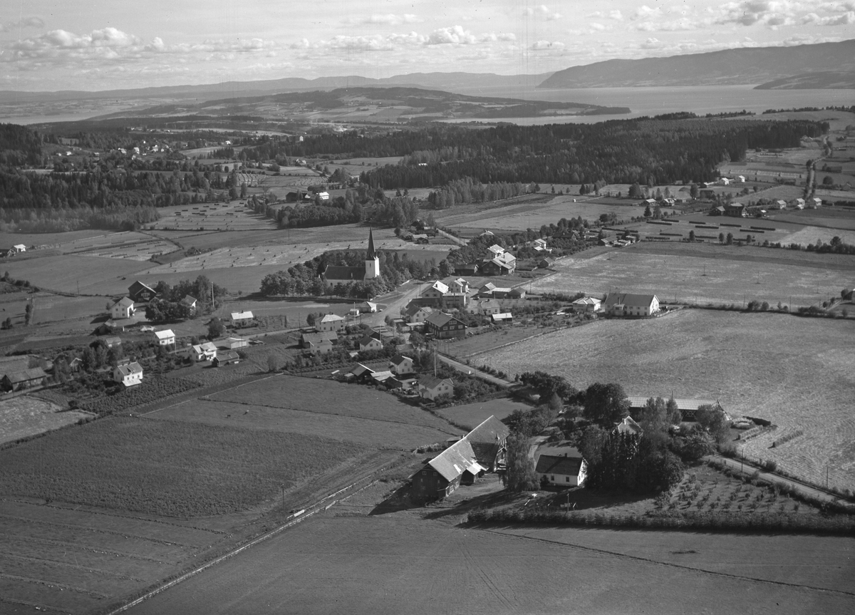 Anno Domkirkeodden, Flyfoto, Stavsjø, Kirke, jordbrukslandskap, utsikt mot Helgøya, Skreia.
