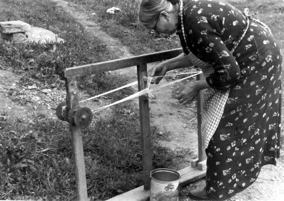 Anna Grostøl, Odnes Land, Oppland 1938. Petra Hagen står ved båndvev.