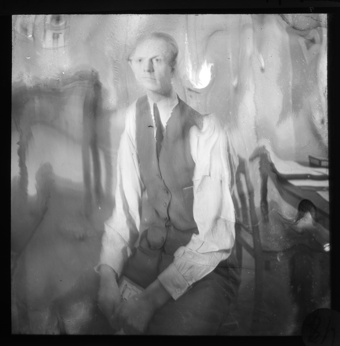 Unknown artist, Skioptikonbild från Institutionen för fotografi vid Kungliga Tekniska Högskolan. Använd av professor Helmer Bäckström som föreläsningsmaterial. Bäckström var Sveriges första professor i fotografi vid Kungliga Tekniska Högskolan i Stockholm 1948-1958. Exempel på framkallningsfel.