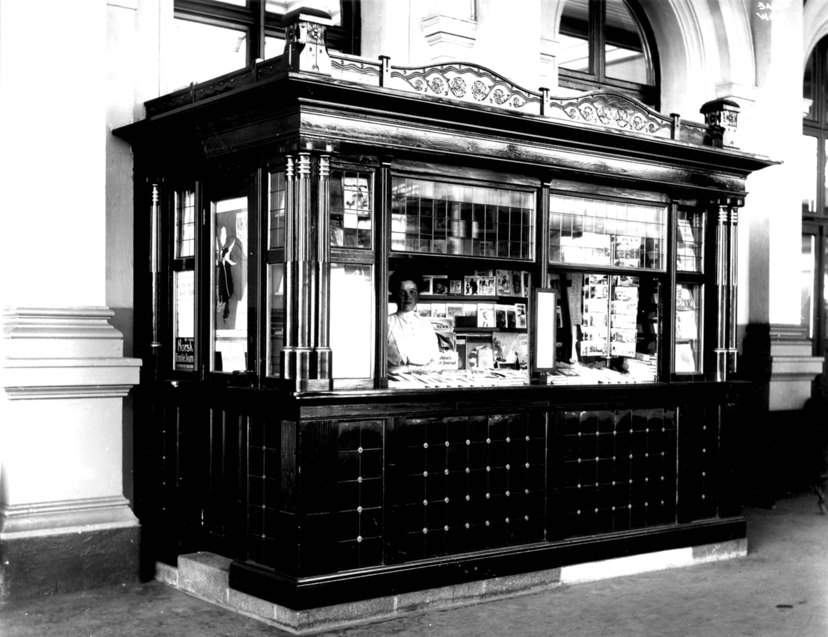 Anders Beer Wilse, Narvesenkiosk, Østbanen, Oslo 1911.