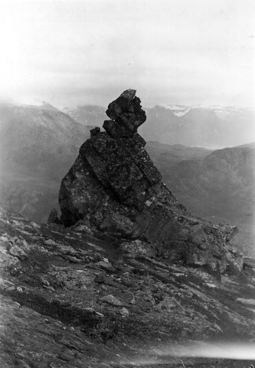 Konrad Nielsen, Seide, offerstein i Øksfjordbotn.