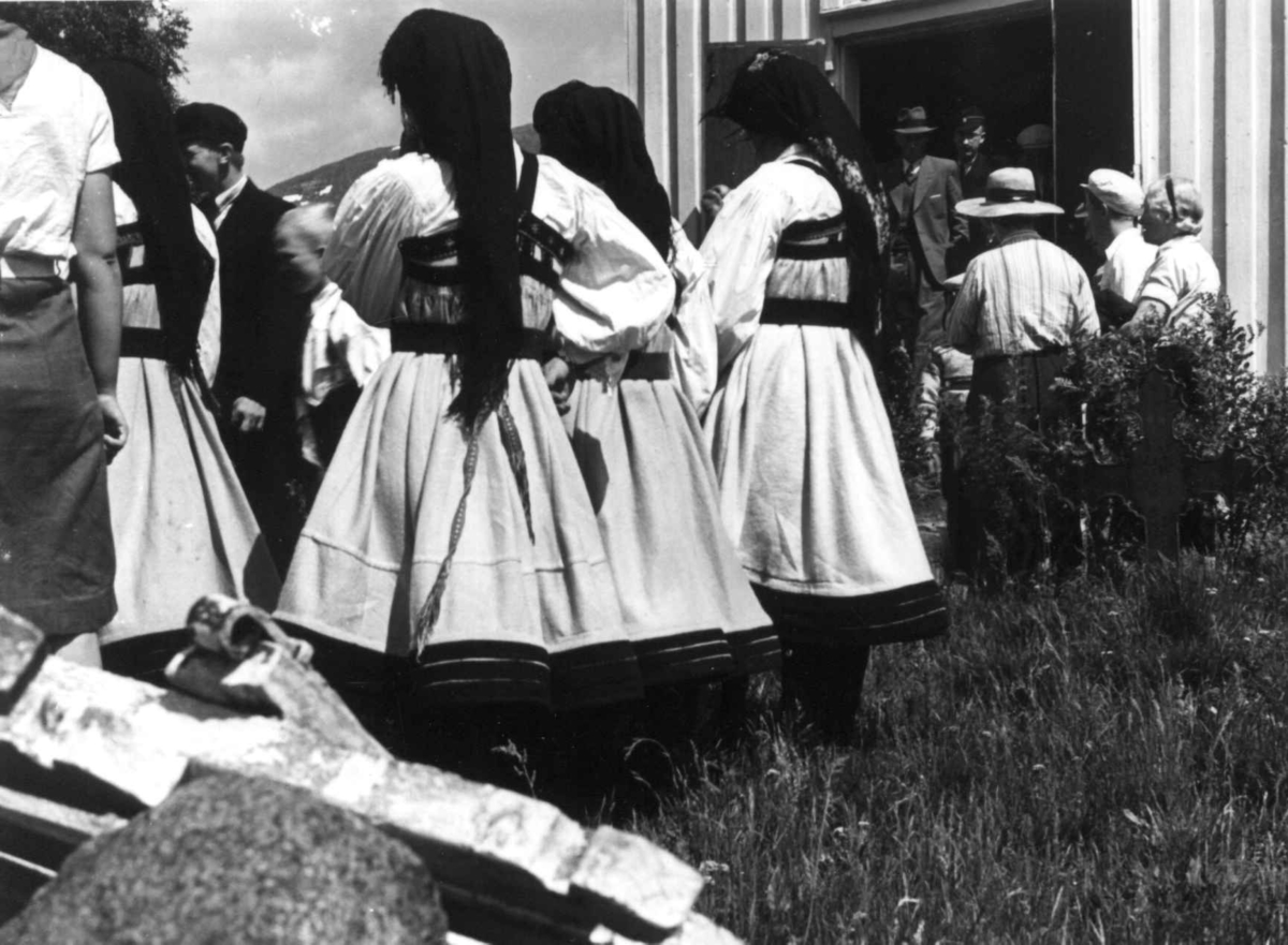 Anna Grostøl, Valle, Setesdal, Aust-Agder 1939. Bryllup. Festkledde kvinner i drakter.