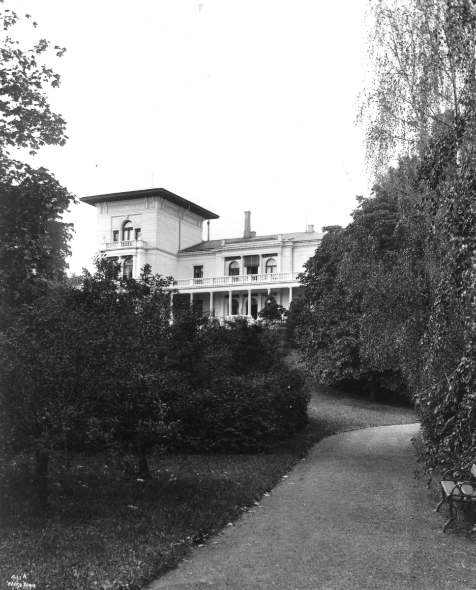 Anders Beer Wilse, Skøyen hovedgård, Oslo 1903. Huset sett fra parken.