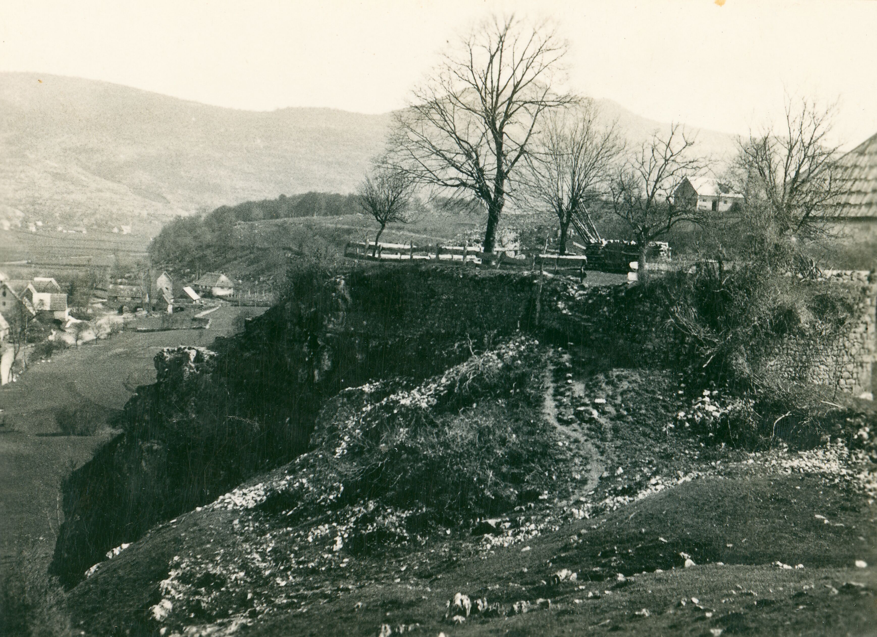 Većeslav Henneberg, Brlog (Otočac) - Grad srednjovjekovni, ruševine
