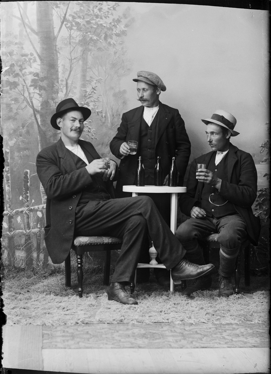 Skötsner-Edhlund, Ateljéporträtt - tre män med varsitt glas i handen, Östhammar, Uppland