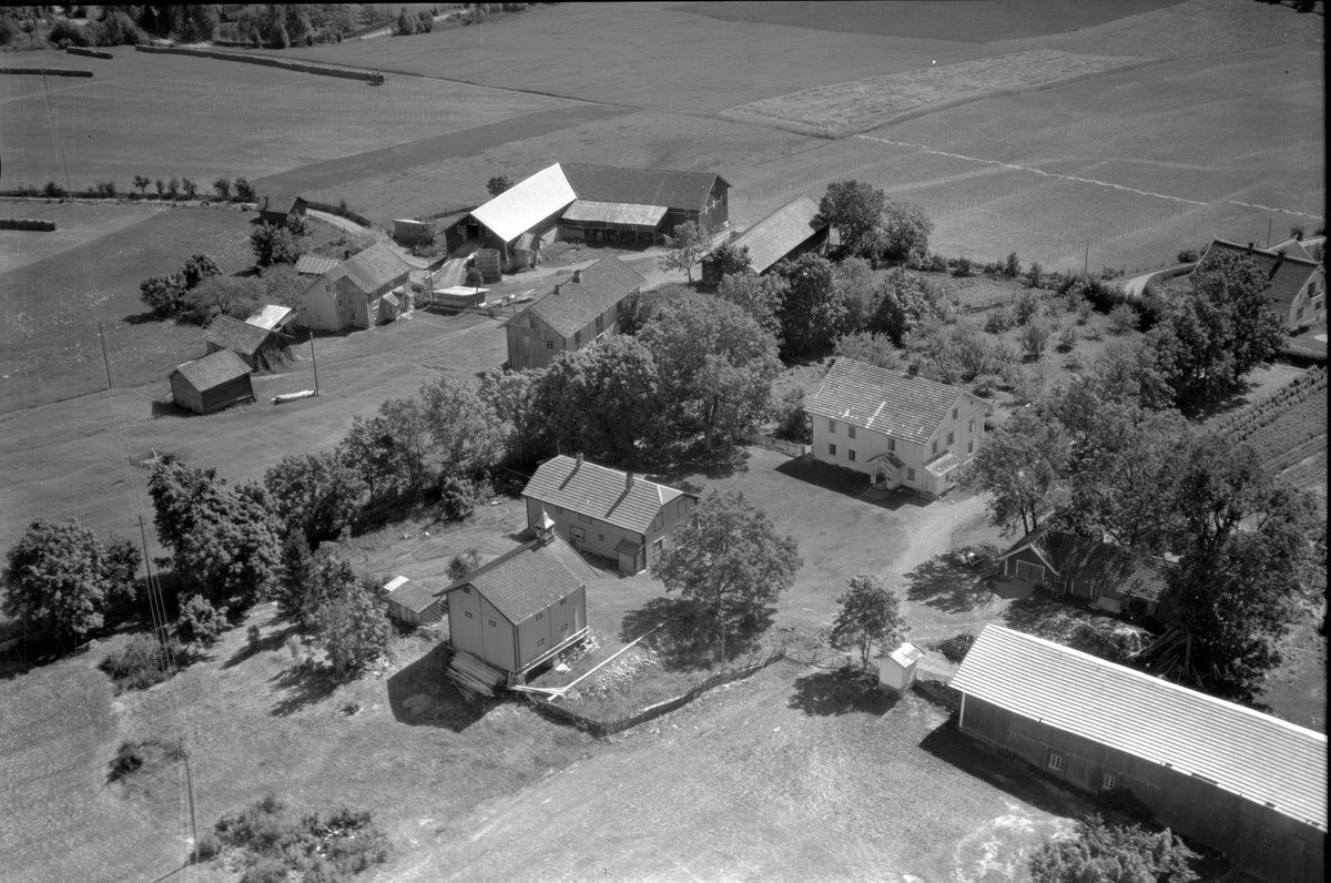 Anno Domkirkeodden, Flyfoto av Hove vestre, i bakgrunnen er Hove østre, Furnes, Ringsaker.
