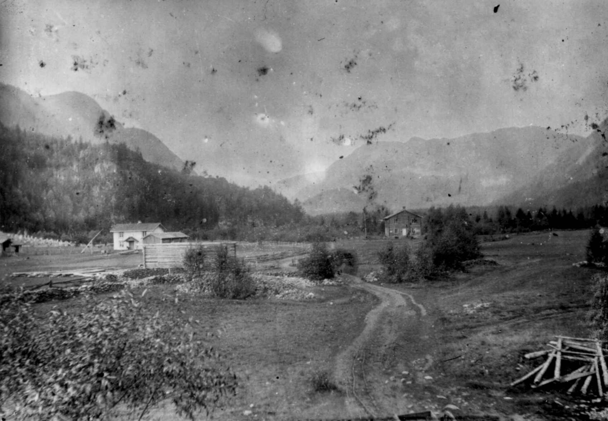 Ukjent, Fra en serie fotografier fra et album som har tilhørt folklorist og professor Moltke Moe (1859-1913), antatt fra 1880-årene med motiver fra Telemark.
