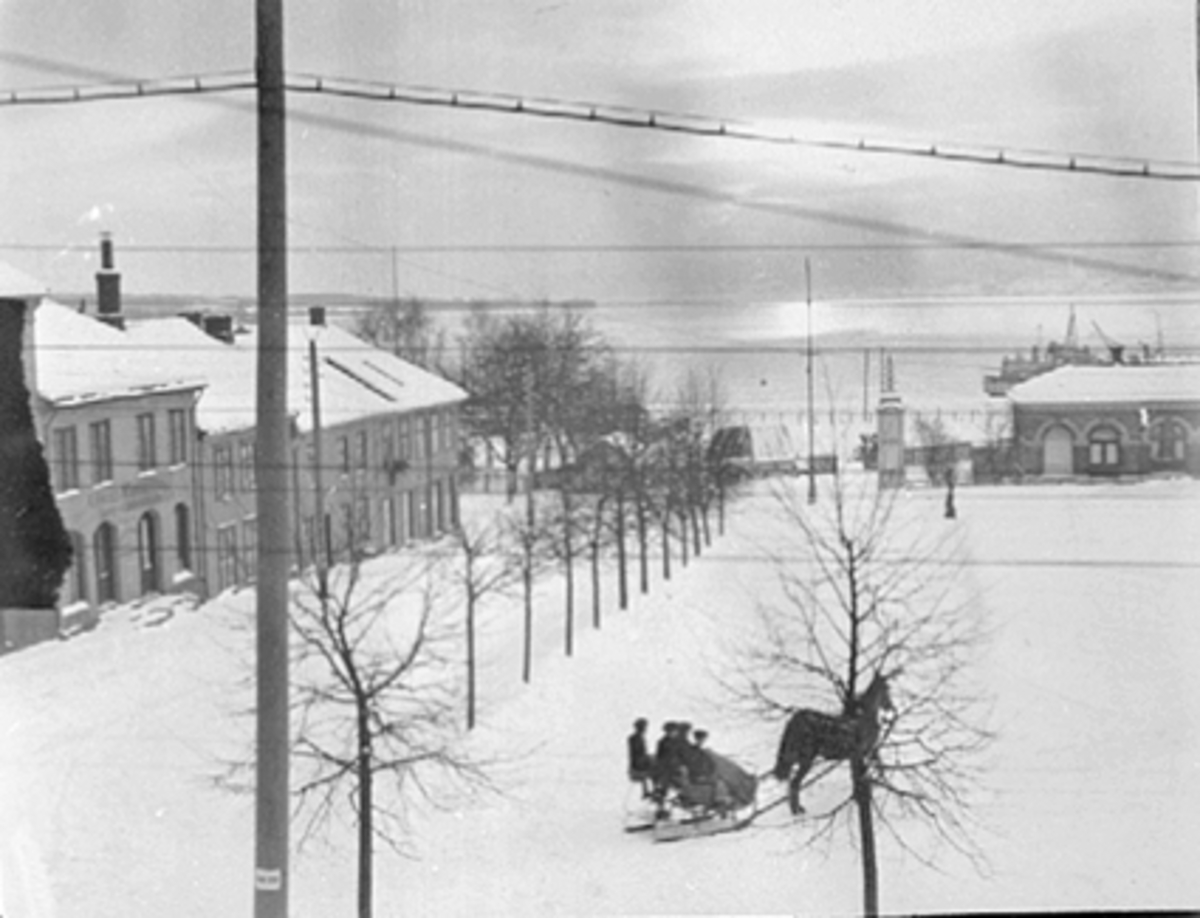 Anno Domkirkeodden, VINTER PÅ STORTORGET, HEST MED SLEDE, FOLK, PÅ VEGGEN TIL VENSTRE: K. KNUDSEN W. TODDERUDS EFTF. - GARVER OG LÆDERFORRETNING