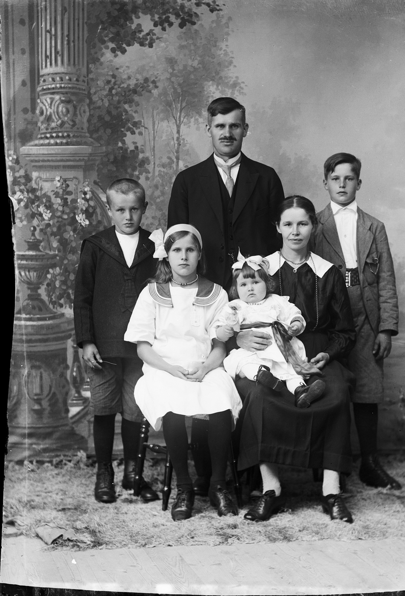 Skötsner-Edhlund, Ateljéporträtt - familjen Eriksson från Harg socken Uppland, 1923