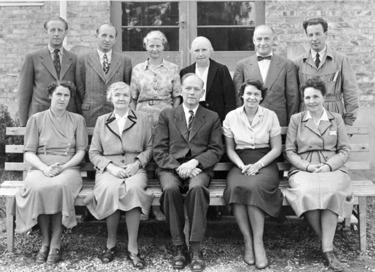 Anno Domkirkeodden, Lærere og ansatte ved Fagerlund skole, Brumunddal. Bak fra venstre er Johan Skaug (vaktmester), Rolf Sørdal, Gunda Skaug, Signe Grønvold, Torbjørn Hogstad, ukjent sløydlærer. Foran fra venstre er Hjørdis Sørdal, Elly Eriksmoen, Torleiv Eriksmoen, Sigrun Larsen Øverbø, Haldis Aasen.
