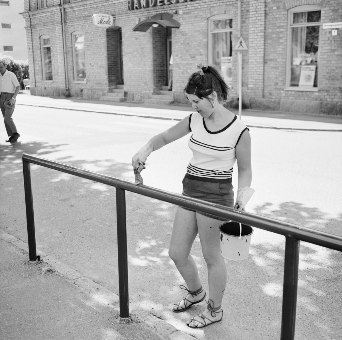 Tierp Arbetarbladet, Anneli Morberg målar staket under sitt feriearbete hos Tierps köpings parkavdelning, Tierp, Uppland juni 1968