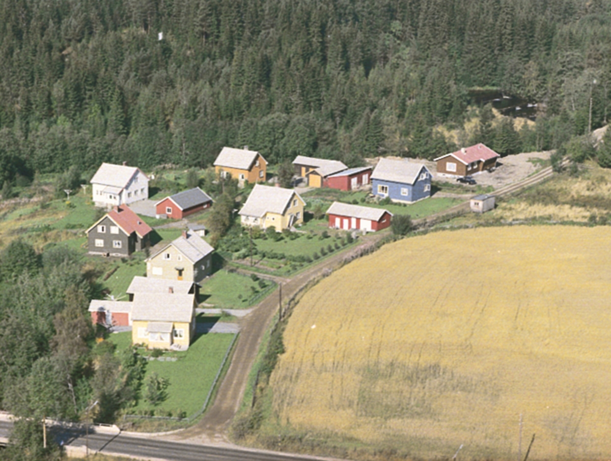 Widerøes Flyveselskap A/S, FLYFOTO, AVKJØRSEL FRA RIKSVEG 25 TIL NÅVÆRENDE, FURAVEGEN, PRESTMOEN, BRENNERIDAMMEN I BAKGRUNNEN, LØTEN