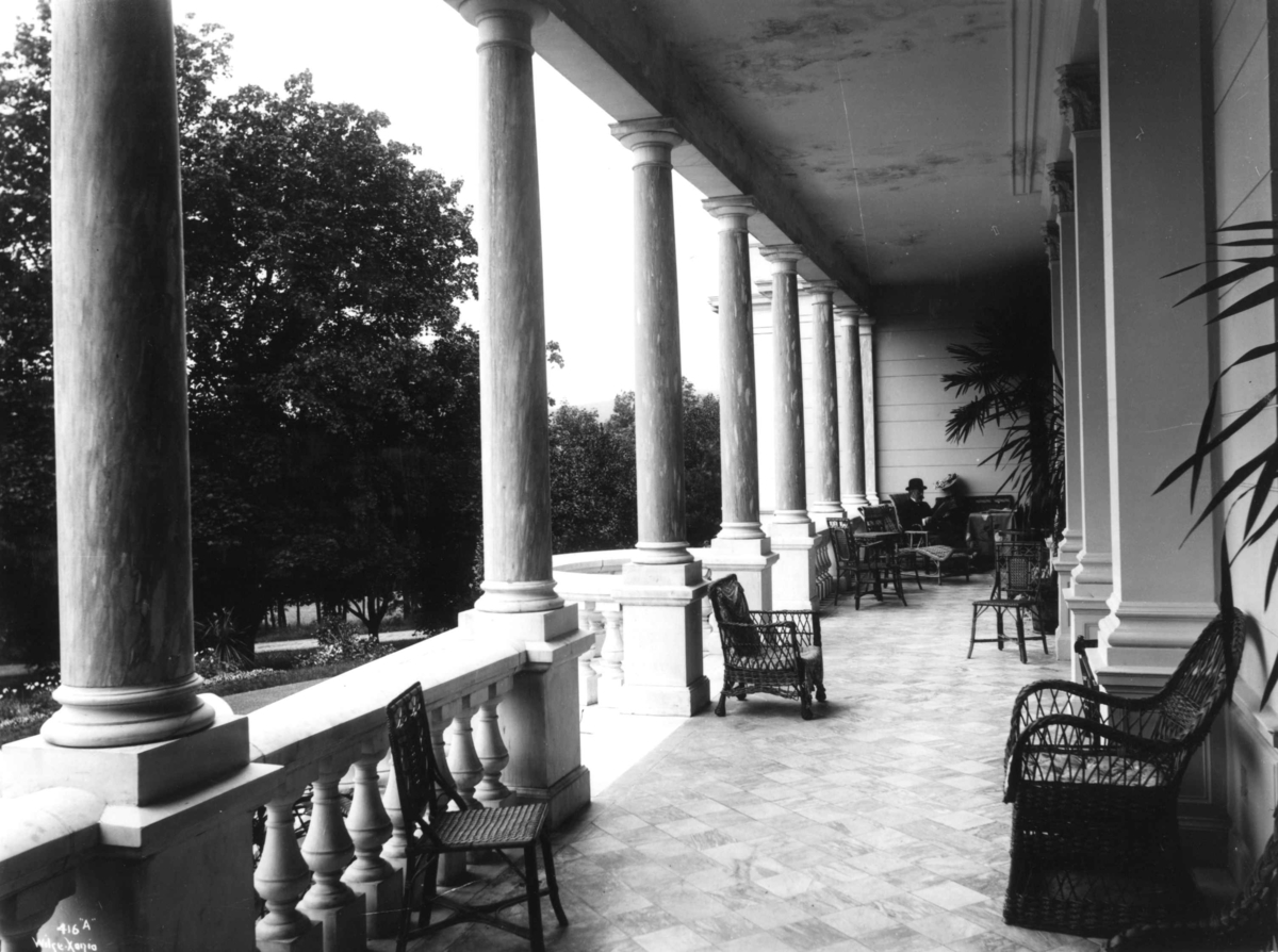 Anders Beer Wilse, Skøyen hovedgård, Oslo 1903. Verandaen.
