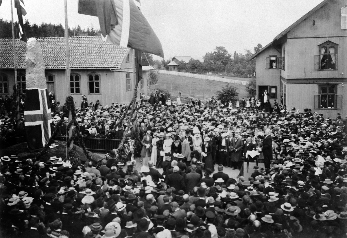 Anno Domkirkeodden, Sagatun Folkehøgskole, avduking bauta over mix og Herman Anker, Bjørnstjerne Bjørnson taler, stort publikum. 15. september 1901. Se årboka for Hedmarksmuseet/Hamar Historielag "Fra Kaupang og Bygd 2010". Artikkel av Knut Imerslund, "Bjørnson på Sagatun". http://no. wikipedia. org/wiki/Sagatun_Folke…