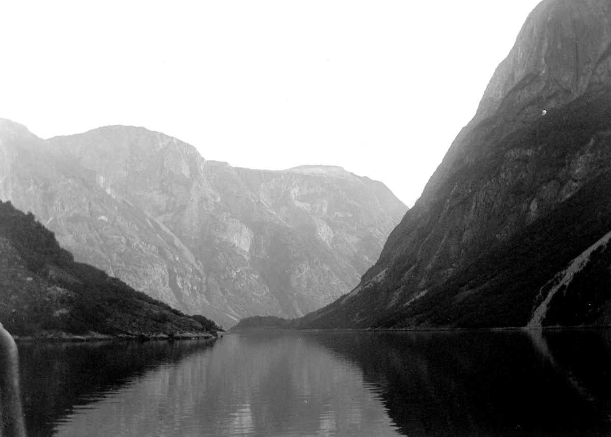 Ole Hansen Løken, UKJENT LANDSKAP, FJORD PÅ VESTLANDET?