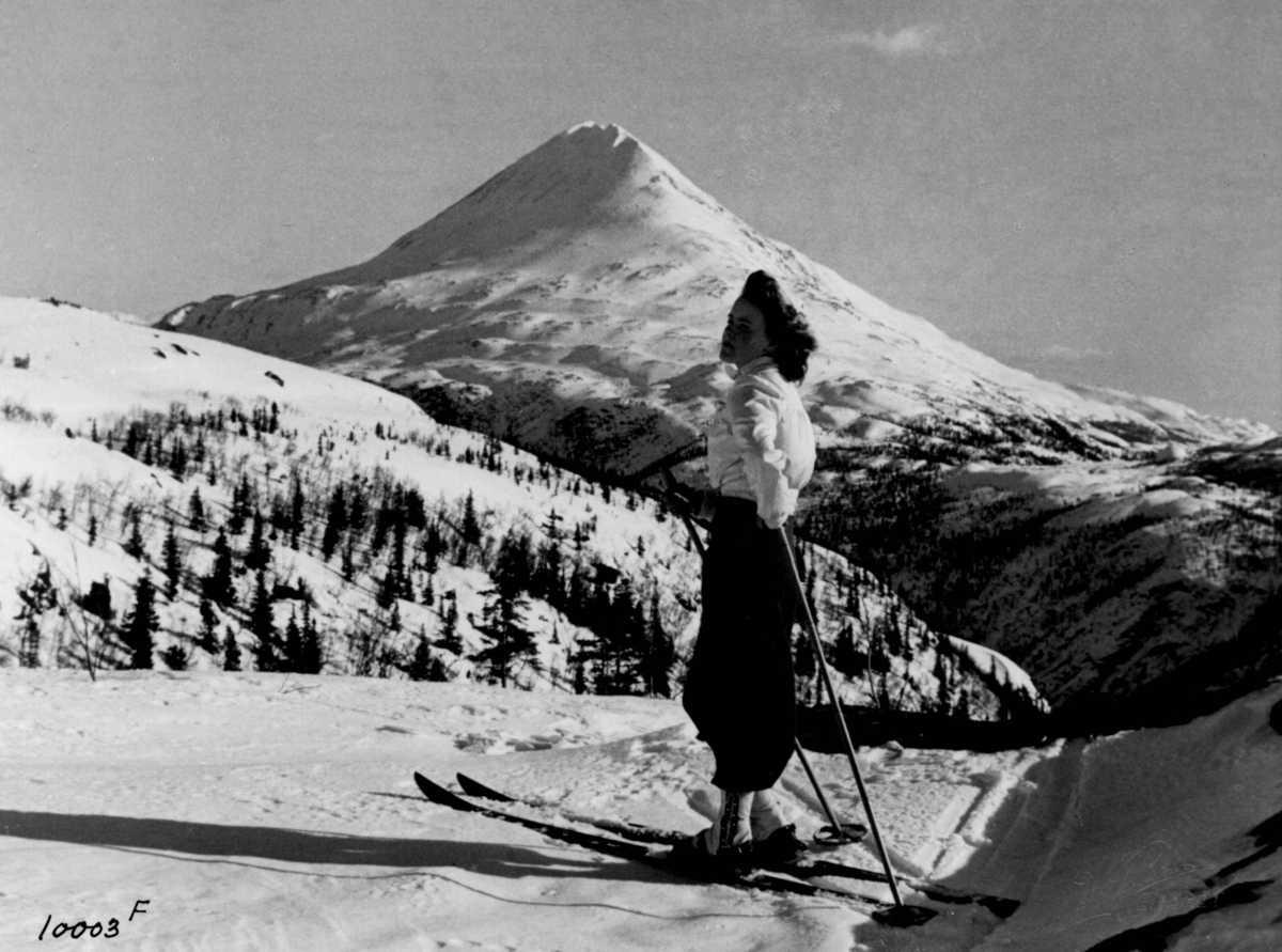 Anders Beer Wilse, Kvinnelig skiløper eller slalåmkjører ved Gaustatoppen.