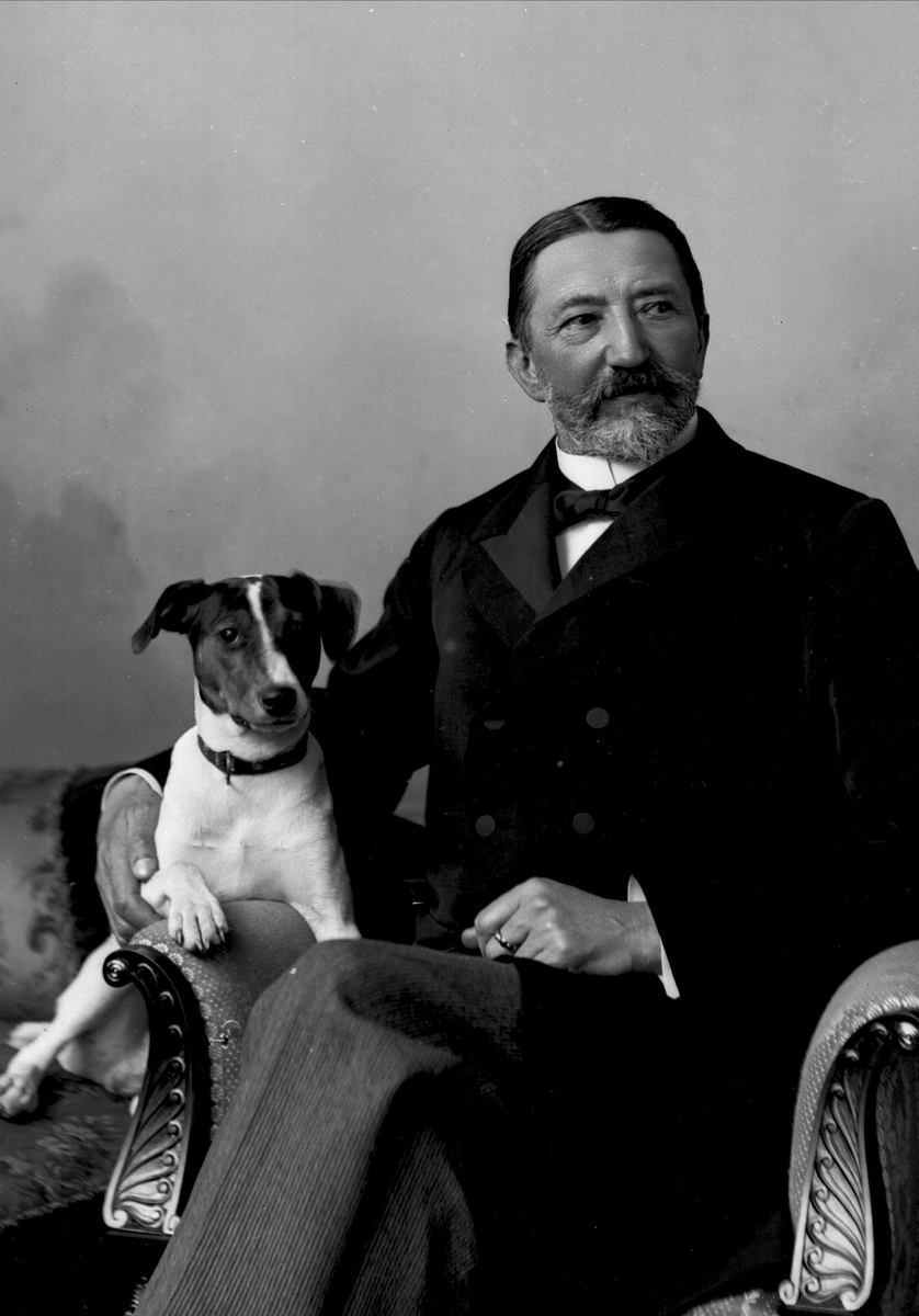 Gustav Borgen, Portrett, mann i stol med hund.