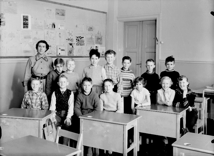 Sven Lindskog, Engelbrektsskolan, klassrumsinteriör, 14 skolbarn med lärarinna fru Hildur Lien. Klass 4Bd, sal 7.