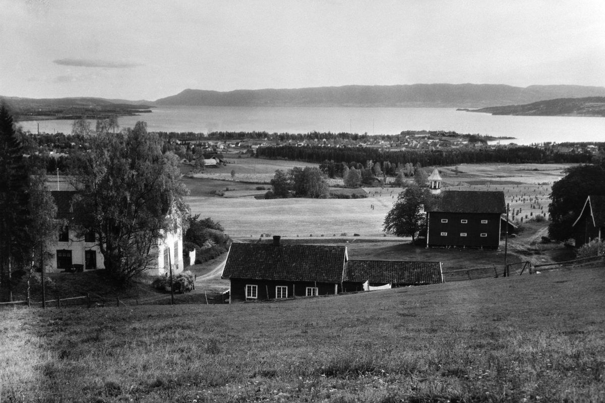 Anno Domkirkeodden, EKSTERIØR HOL GÅRD, SETT OVENIFRA MOT MJØSA