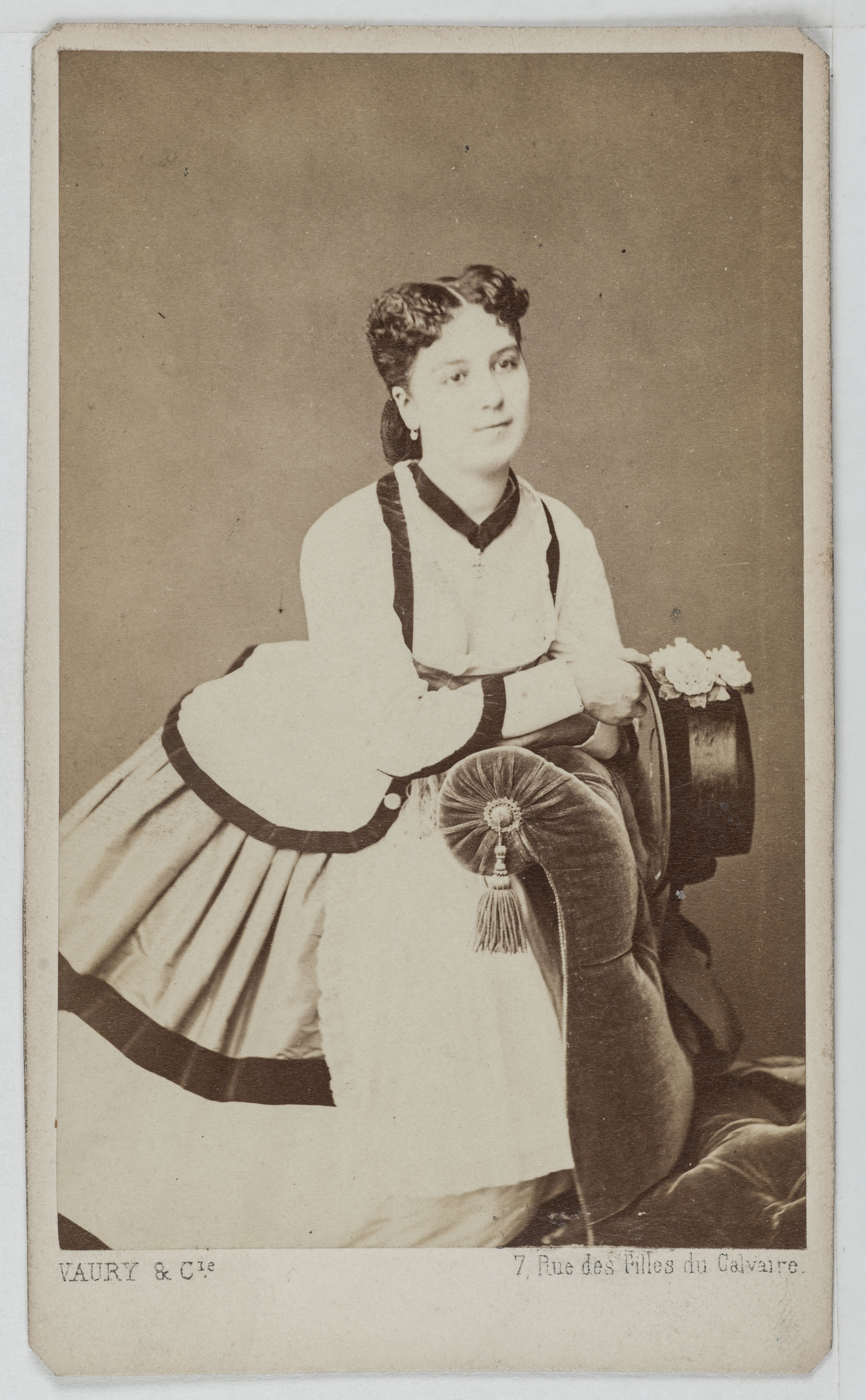 Vaury et Cie, Portrait d'Hortense Neveux, actrice de théâtre entre 1865 et 1876.