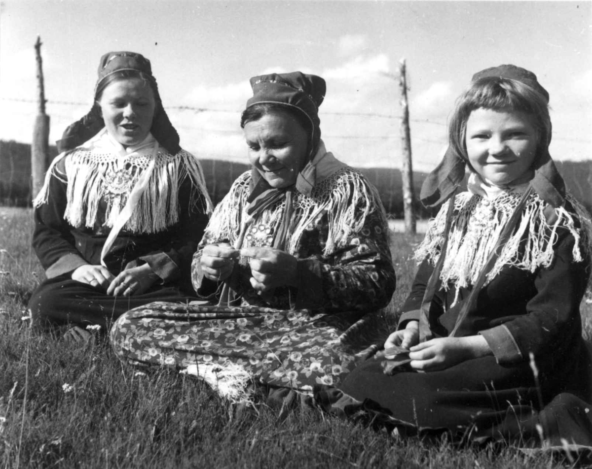 Virginia Raymond Davidson, Portrett av Kirsten Ravna Gaup med døtrene Kirsten Alette og Karen Marit, 1961.