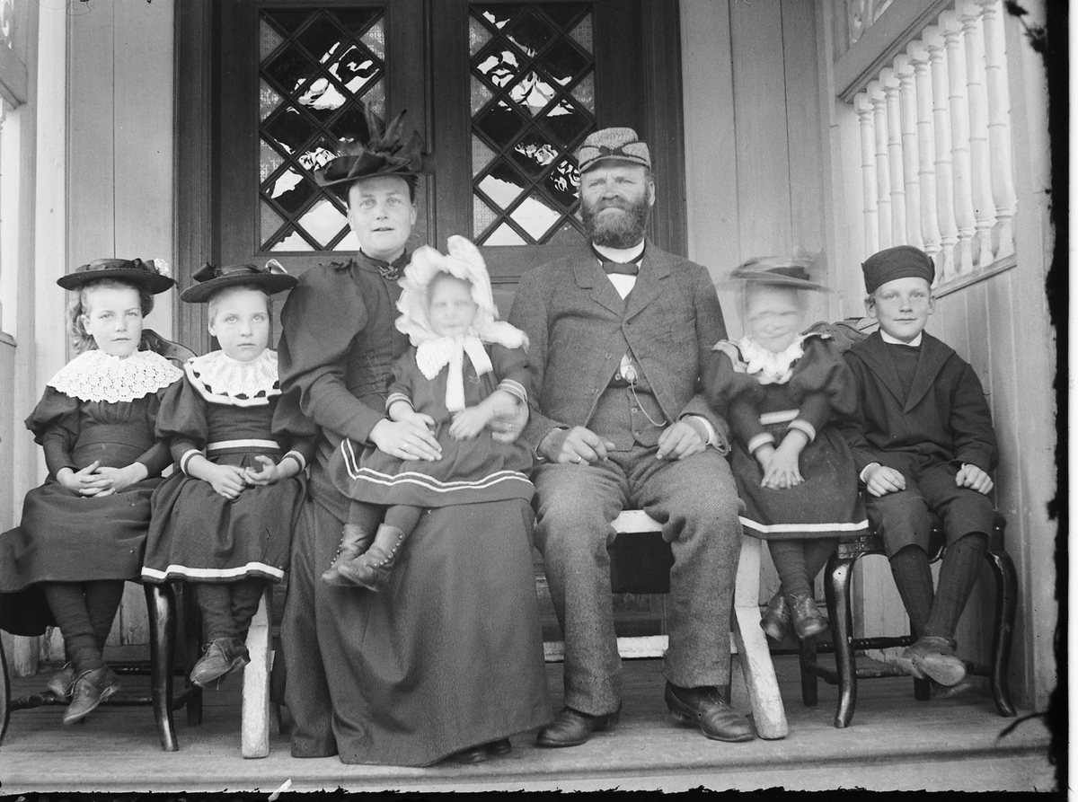 Ole Hansen Løken, FAMILIEGRUPPE 7, SIMENSTAD. FORAN F. V. GRETHE, DORTHEA, JULIE, KRISTINE OG HAAKEN. FORELDRENE DINA F. SOLBERG OG ANSTEN SIMENSTAD.