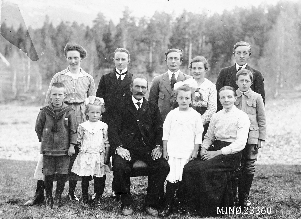 Alexander Bredstrøm Ansberg, Familiebilde. Kristoffer og Ingrid Strømshoved med familie.