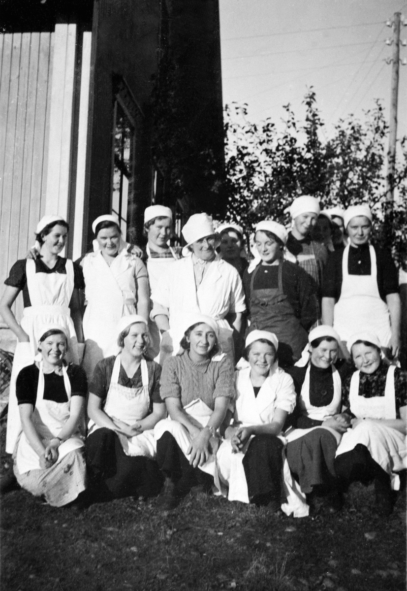 Anno Domkirkeodden, GR: 15, DAMER, KOPKKEKURS, AKERSKAFEEN, GRÅBERG OG ROSENBERG, ÅDALSBRUKForan h: Magnhild Kjeverud. Løten.