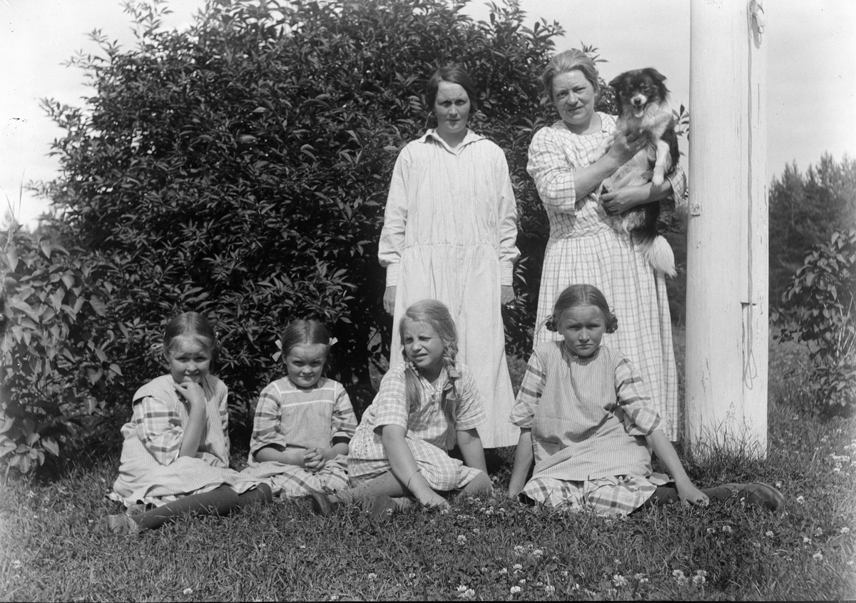 Okänd,, Christiane Lilljefors with daughter Marit, another woman and three other girls and dog out in garden, likely in Sweden