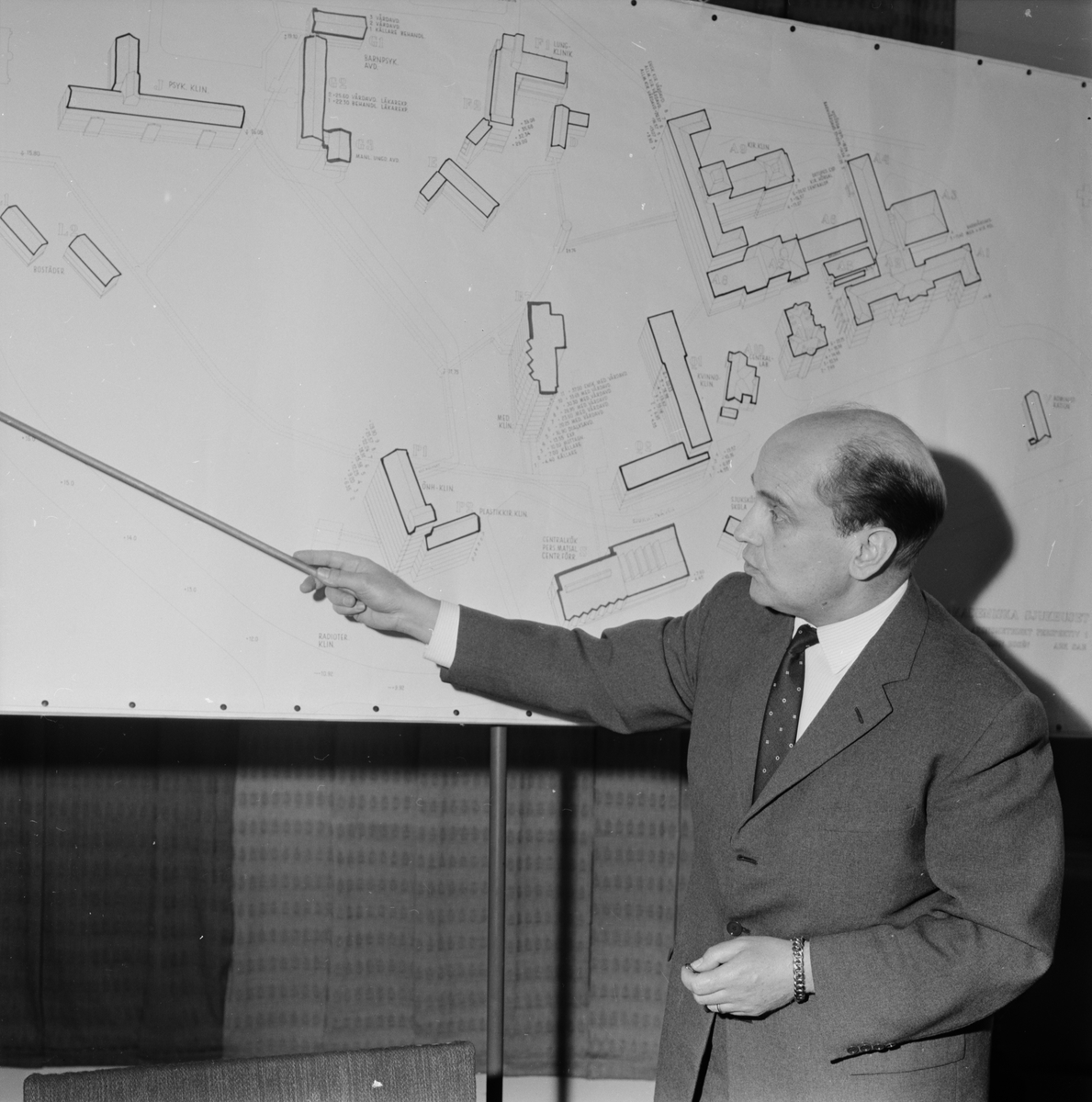 Uppsala-Bild, Uppsala Läns Landsting - expeditionschef Lennart Rydback visar planerna för Akademiska sjukhusets utbyggnad, Uppsala 1962