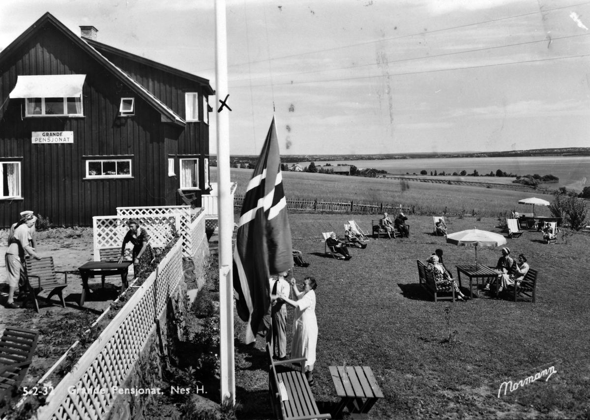 Anno Domkirkeodden, Flaggheising på Grande Pensjonat, senere Grande Rekreasjonsheim, Nes, Hedmark.