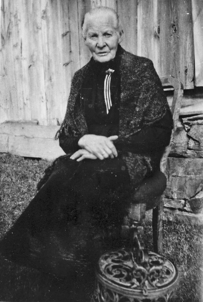 Rachel Haarseth, Kvinne, klær, grautambar.