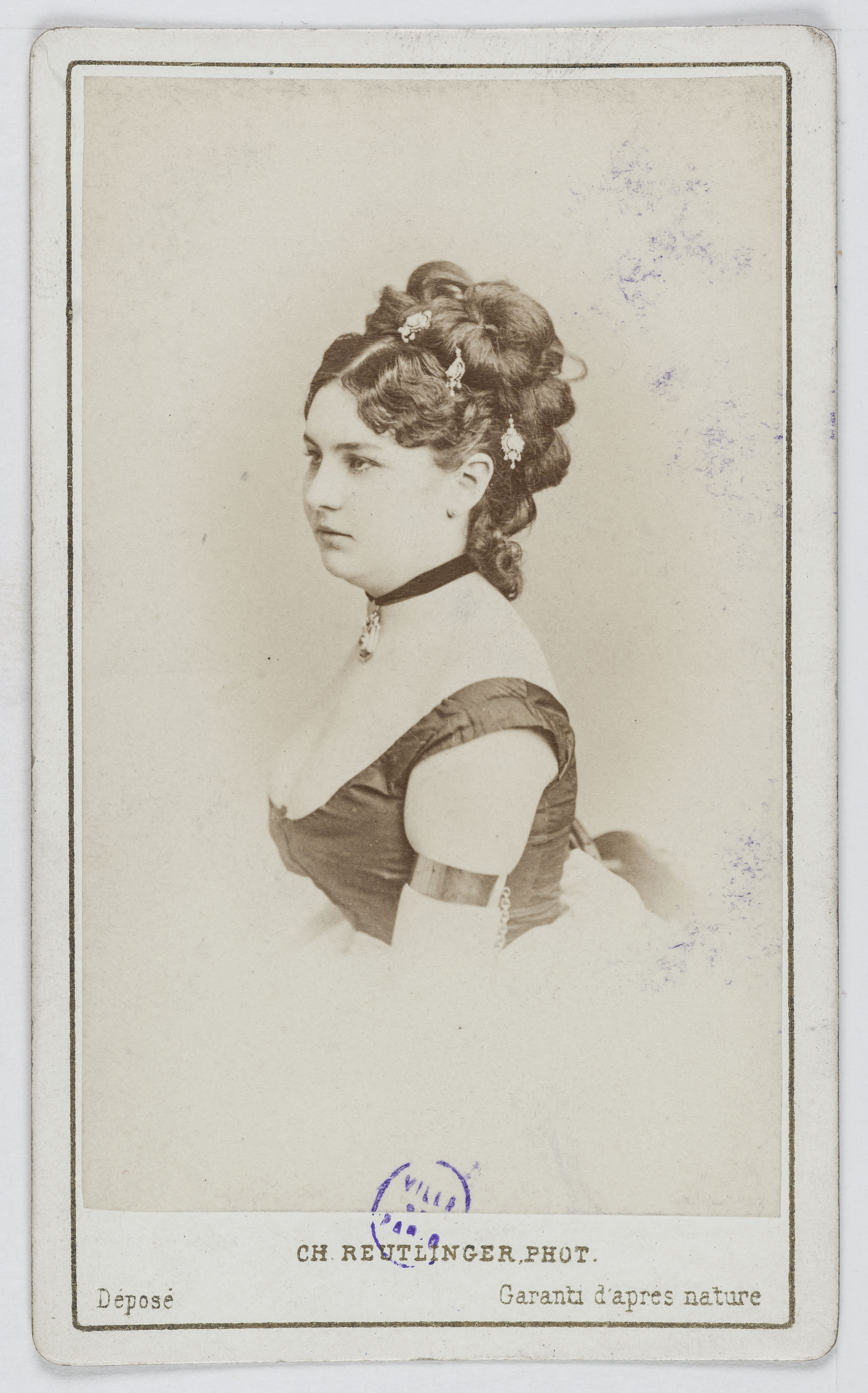 Charles Reutlinger, Portrait de Sylvia Sportas, dite 99 fois Sylvia, actrice au Théâtre du Palais Royal en 1871.