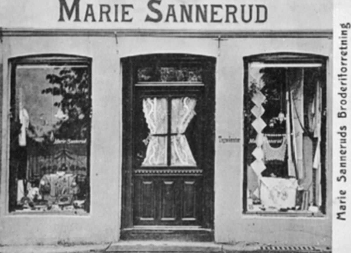Anno Domkirkeodden, MARIE SANNERUDS BRODERIFORRETNING, BUTIKKFASADE, UTSTILLINGSVINDU, STRANDGATA