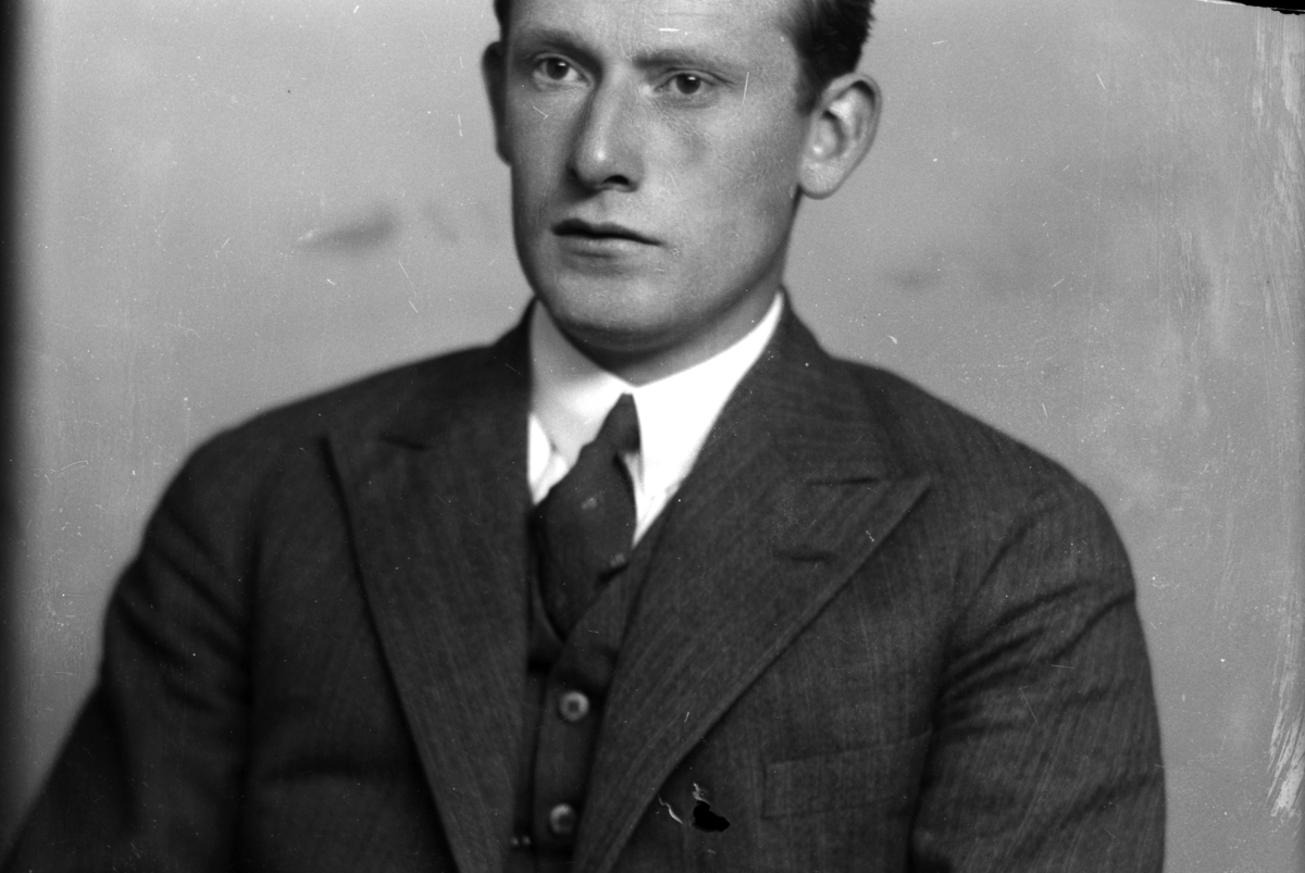 Christian Grundseth, KROHN LEKTOR, HALVFIG. , (NOE KNUST) 35648