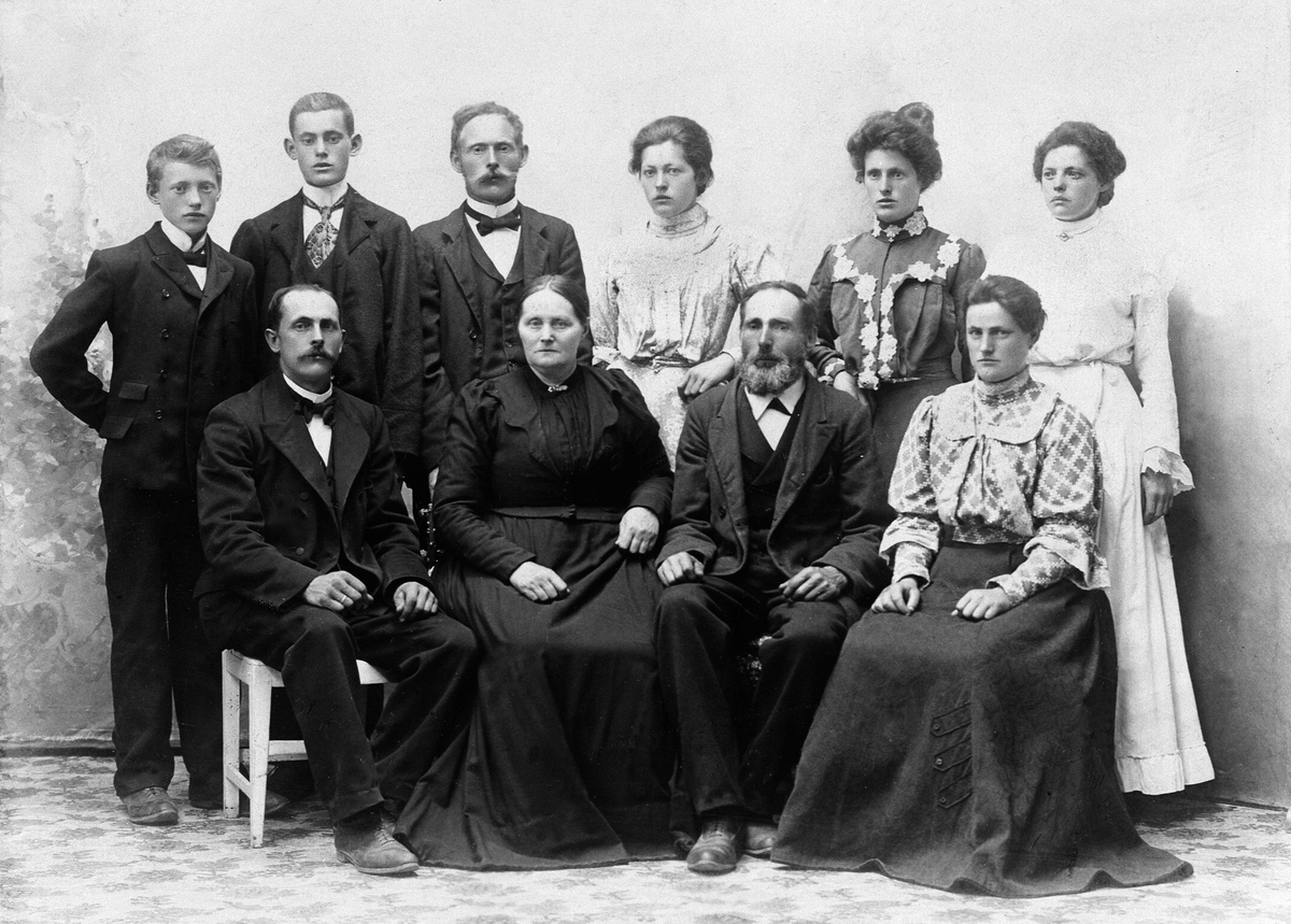 Anno Domkirkeodden, GRUPPE: 10, OLINE BROVOLD OG MATHIAS BROVOLD MED BARNA, FRA VENSTRE: PER, MINA, BAK: MARTIN, LUDVIK, OLE, DORTHEA, KAREN, OLINE, BROVOLD UNDER RABSTAD