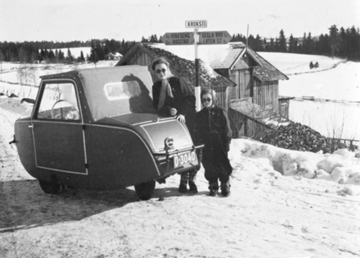 Anno Domkirkeodden, INGENIØR SVERRE HAGEN MEK. VERKSTED, LINDBERGBAKKEN 3, ELEKTRISK BIL, D-3040, PRODUSERT I BRUMUNDDAL, PÅ TUR TIL LØTEN, UKJENT KVINNE OG BARN