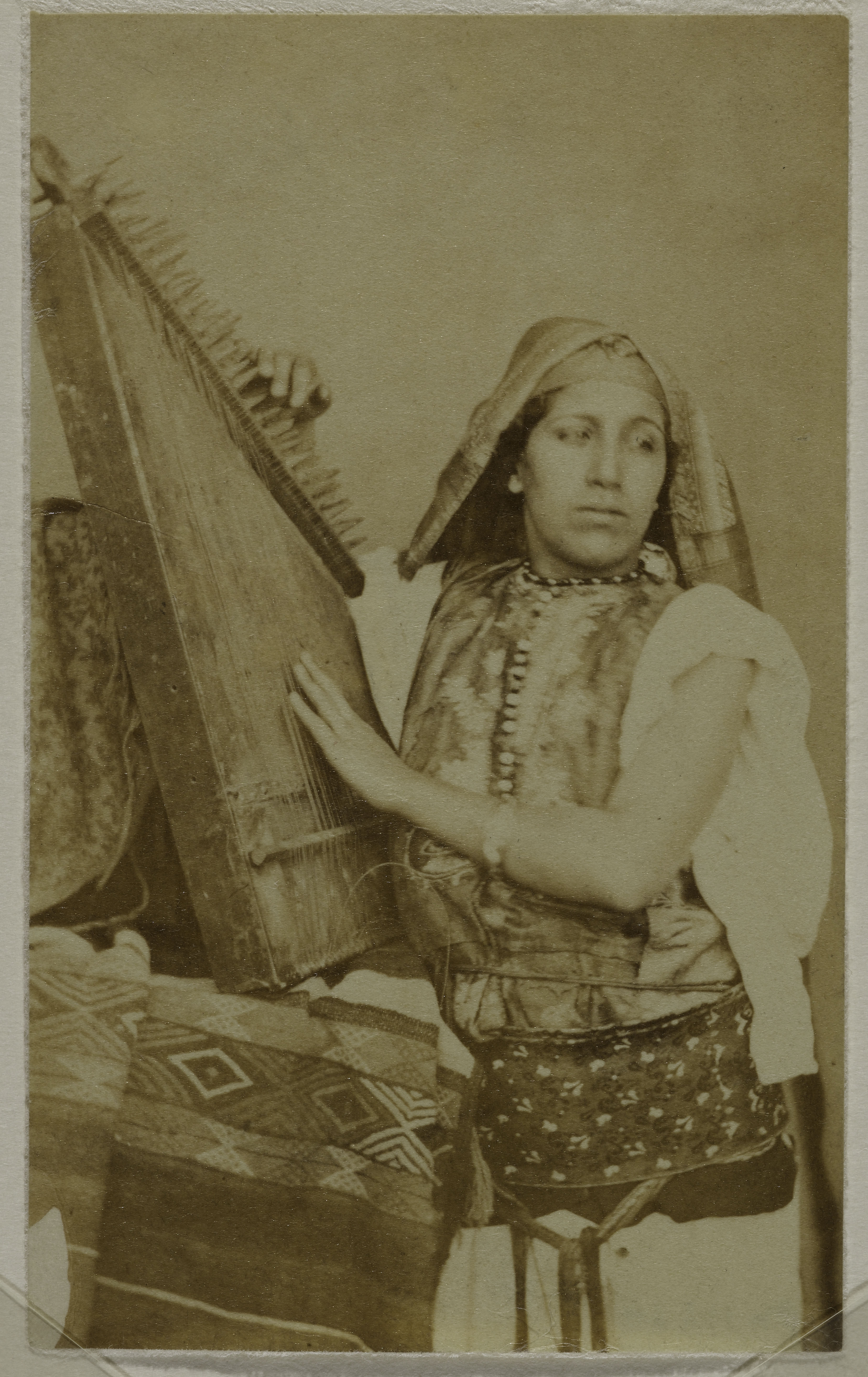 Anonyme, Portrait de femme orientale en costume traditionnel.