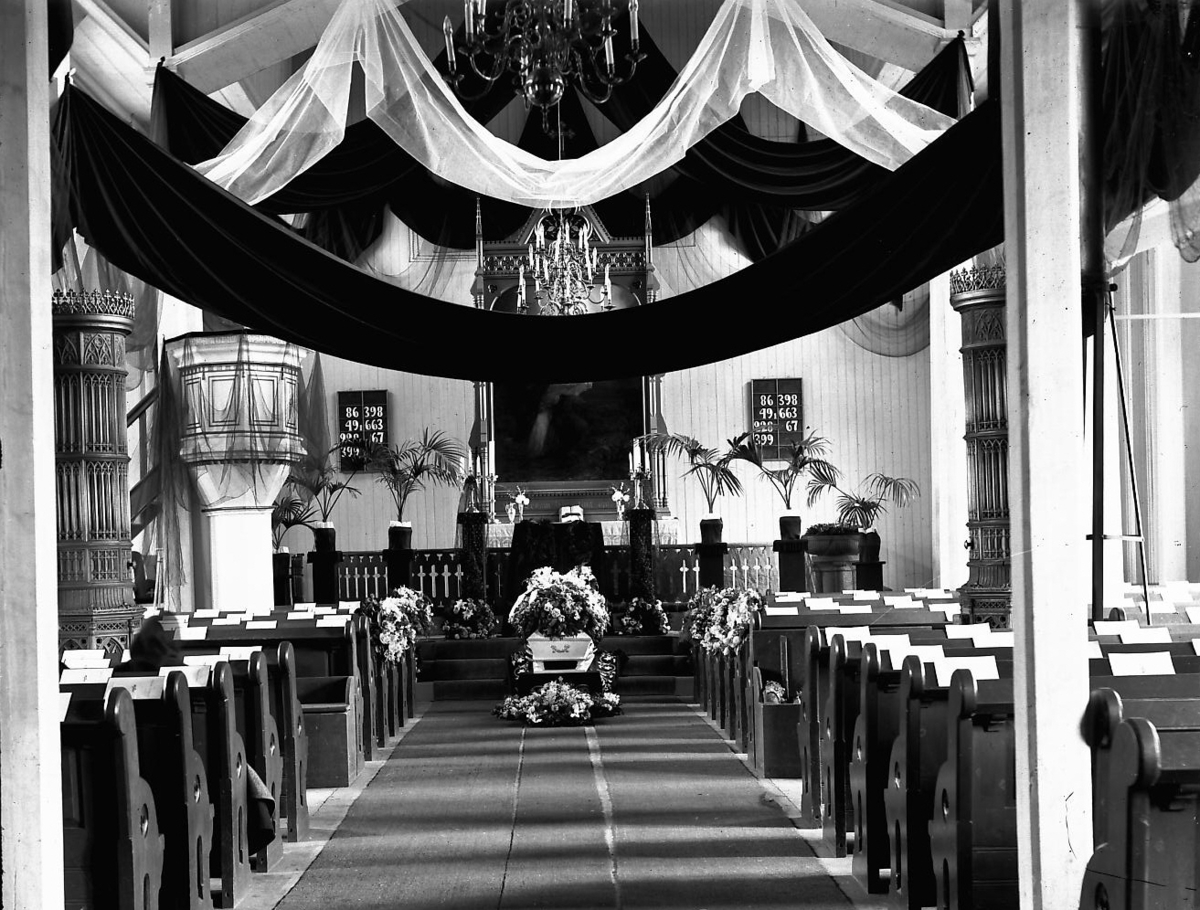 Per K. Lien, Spesielt pyntet kirke ved gravferd.