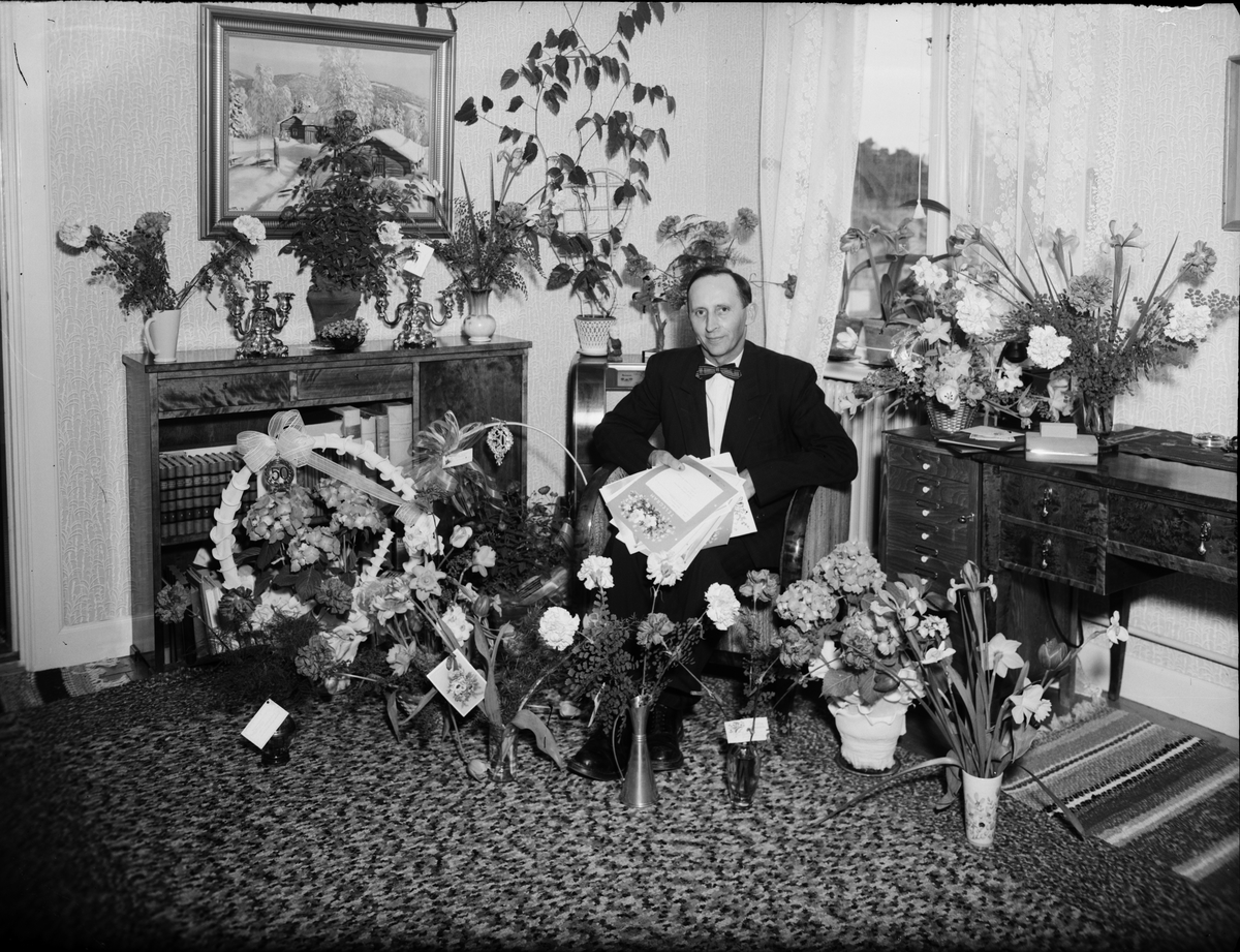 Skötsner-Edhlund, Chaufför Ruben Jansson omgiven av blommor i hemmet, Östhammar, Uppland