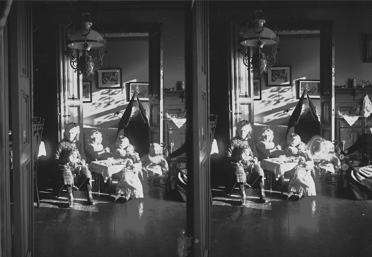 Axel Quinsgaard Wiborg, Interiør, barn i familien Wiborg leker dukkeselskap i Meltzers gate 9, Oslo, 1899.