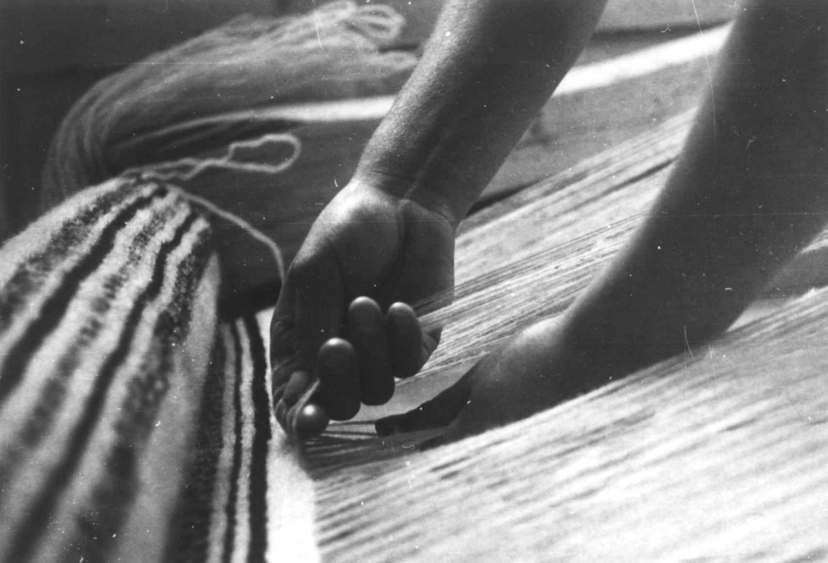 Anna Grostøl, Greneveving. Arbeidet er i gang. Lyngen, Troms 1947.