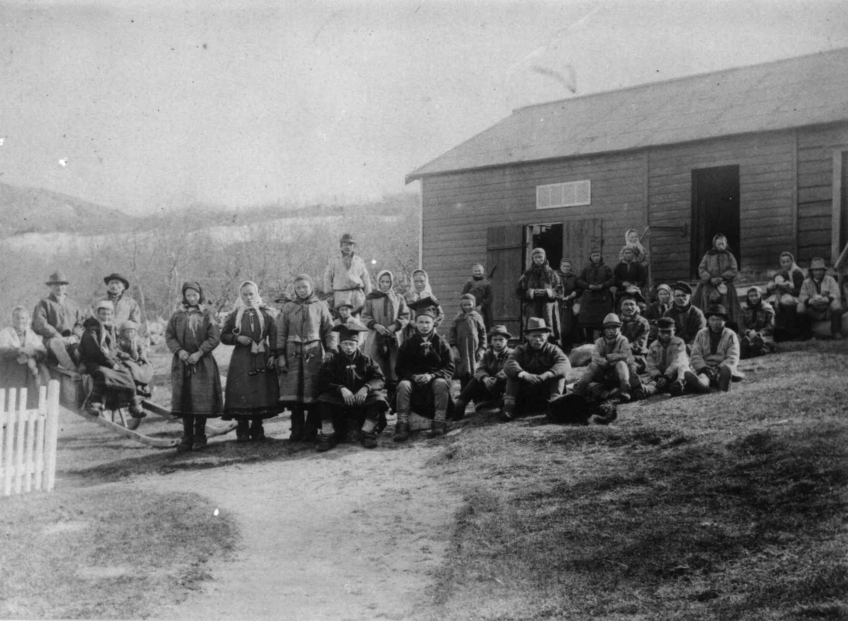 Ellisif Rannveig Wessel, Gruppe samer samlet utenfor doktorboligen til Wessels, Solheim, Kirkenes, Sør-Varanger, Finnmark, 1898, i anledning avskjed med familiene til sydpolfarerne Per John Savio og Ole Johannes Must.