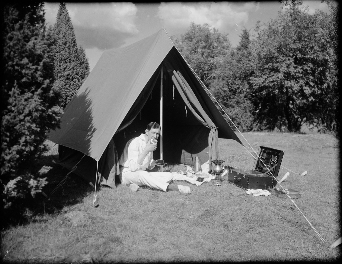 Skötsner-Edhlund, Josef Edhlund sitter och äter utanför tältet, Sverige