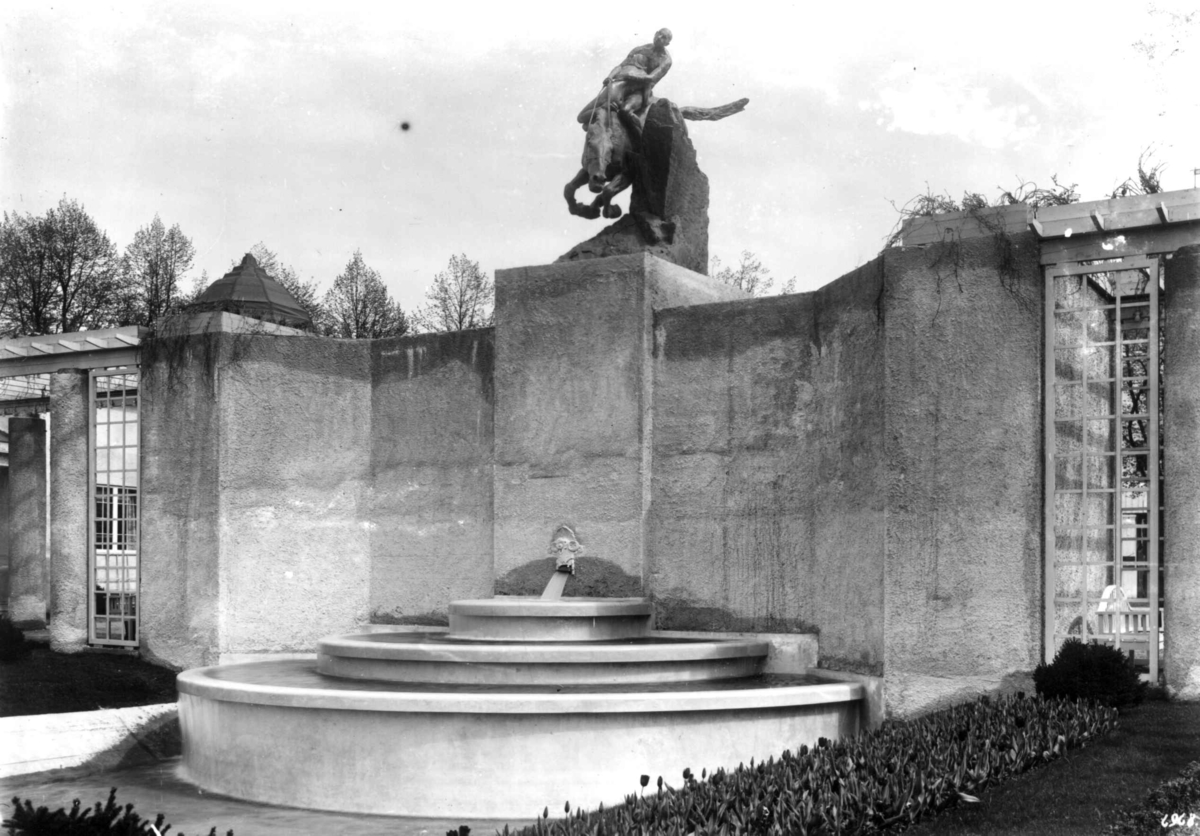 Hermann Christian Neupert, Jubileumsutstillingen på Frogner, Oslo, 1914. Skulpturen "Helhesten" av Gunnar Utsond. Springvann i forgrunnen.