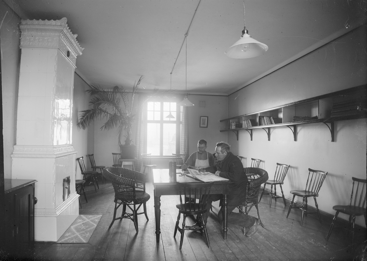 Henri Osti's Fotografiateliér, Reading Room in the Yeast Factory, Upsala Ångqvarns AB, Uppsala 1913