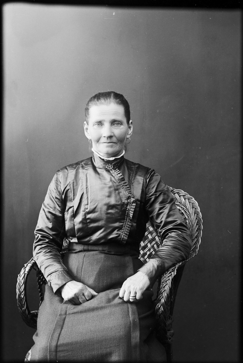 Skötsner-Edhlund, Ateljéporträtt - kvinna, Östhammar, Uppland