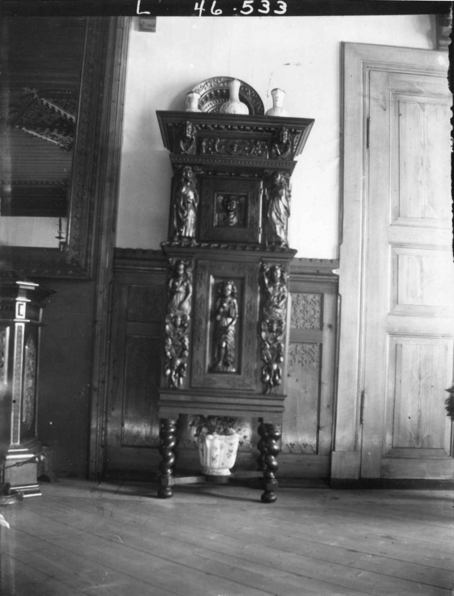 Fredrik Emil Faye, Interiør, Dal gård, Ullensaker. Rom med utskåret skap med krukker i keramikk. Fra serie fotografert av kammerherre Fredrik Emil Faye (1844-1903), gårdens eier.