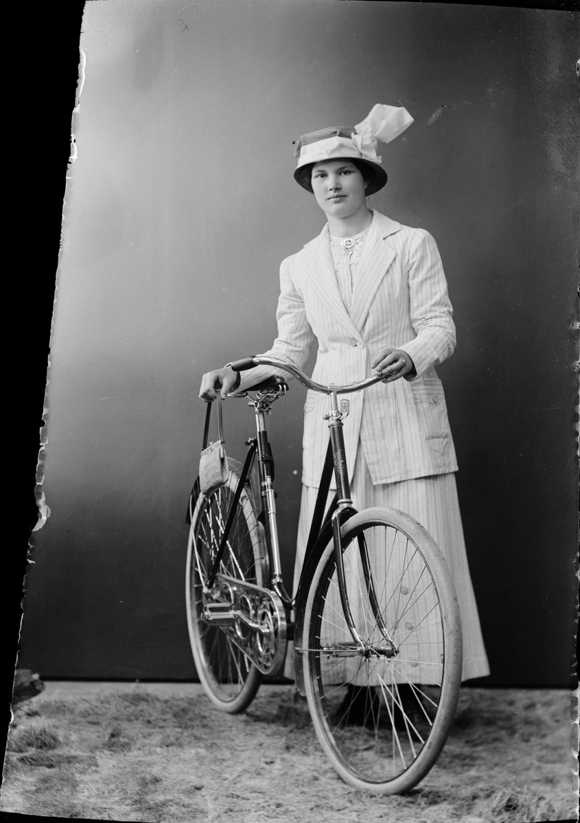 Skötsner-Edhlund, Ateljéporträtt - kvinna med en cykel, Östhammar, Uppland